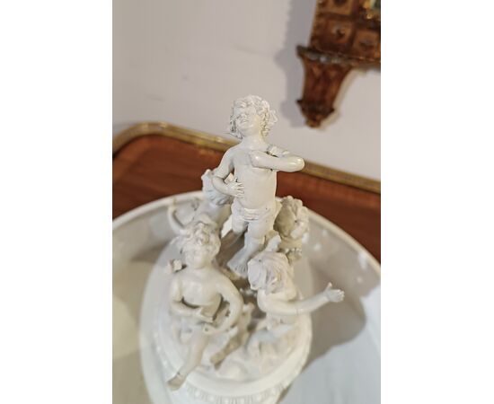 BISCUIT PORCELAIN CENTERPIECE FIRST HALF 19TH CENTURY