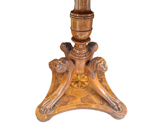 Tavolo ottagonale in legno intasiato, lastronato e pirografato