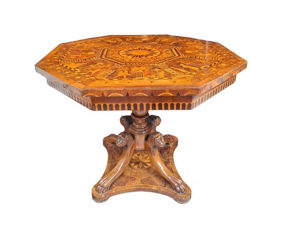 Tavolo ottagonale in legno intasiato, lastronato e pirografato