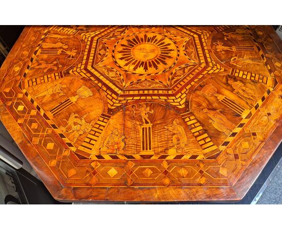 Tavolo ottagonale in legno intasiato, lastronato e pirografato