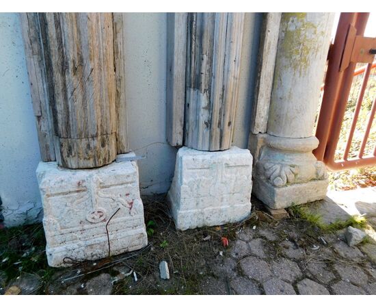 dars307 pair of wooden columns with capitals and stone bases, h cm 247     