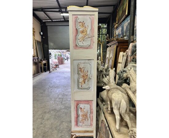 
Libreria siciliana a giorno laccata e dipinta, fine XIX secolo