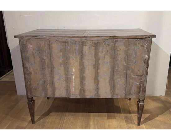Neoclassical walnut feather-veneered chest of drawers, second half of the 18th century