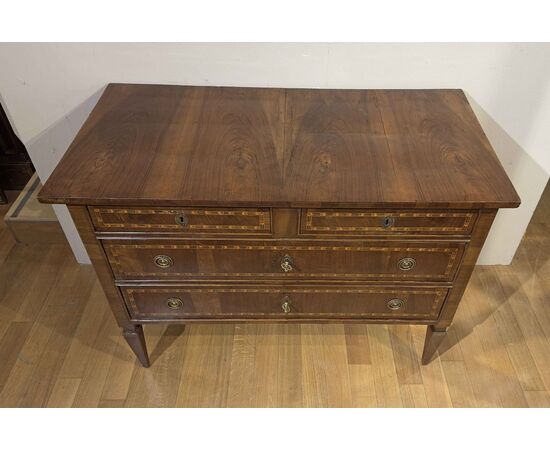 Neoclassical walnut feather-veneered chest of drawers, second half of the 18th century