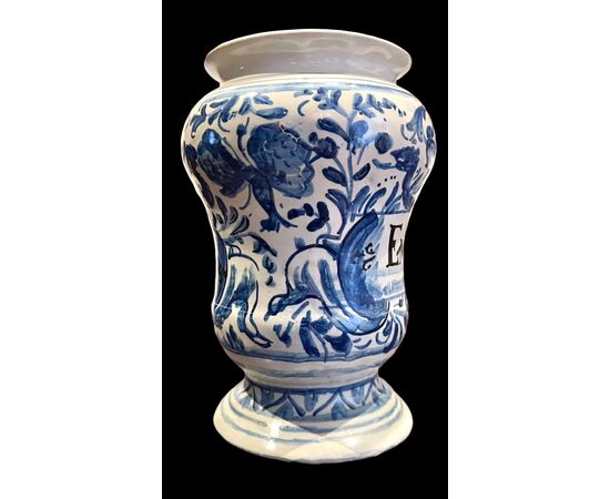 Maiolica albarello vase with plant motifs, birds, and snakes decoration. Ferniani, Faenza.