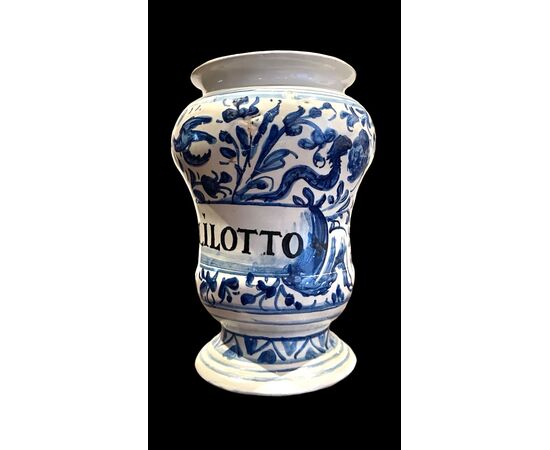 Maiolica albarello vase with plant motifs, birds, and snakes decoration. Ferniani, Faenza.