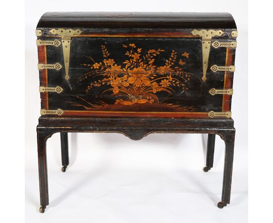 Baule in legno laccato, decorato a scene a chinoiseries, Inghilterra, XVIII-XIX secolo