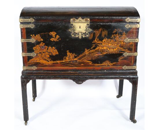 Baule in legno laccato, decorato a scene a chinoiseries, Inghilterra, XVIII-XIX secolo