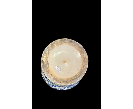 Maiolica albarello vase with plant motifs, birds, and snakes decoration. Ferniani, Faenza.