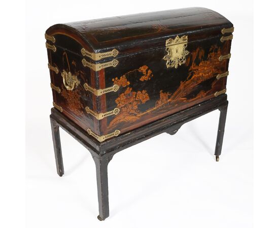 Baule in legno laccato, decorato a scene a chinoiseries, Inghilterra, XVIII-XIX secolo
