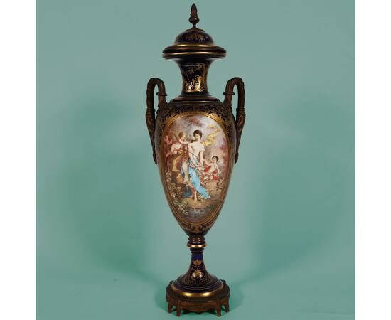 French vase in the Sèvres style, gilt bronze mount. Paintings signed Poitevin. Late 19th century