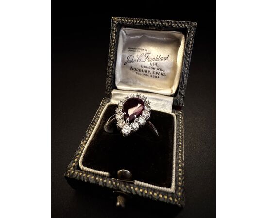 Anello  con  Rubino  a  goccia  e  Diamanti