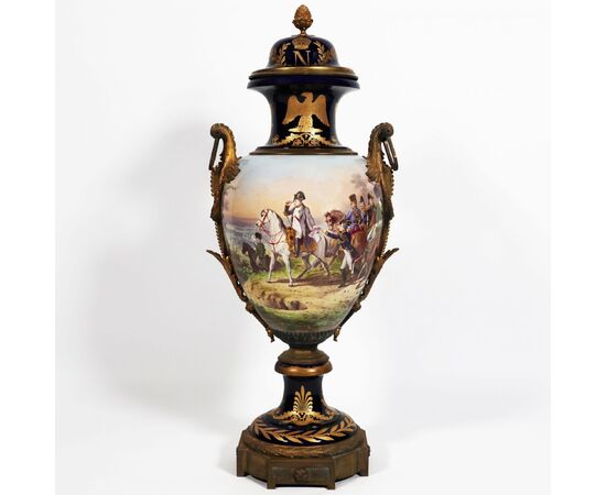 Grande vaso Francese di Napoleone raffigurante la battaglia di Friedland, datato 1807, montatura in bronzo dorato. Dipinto firmato H. Desprez, Sèvres. Fine XIX secolo