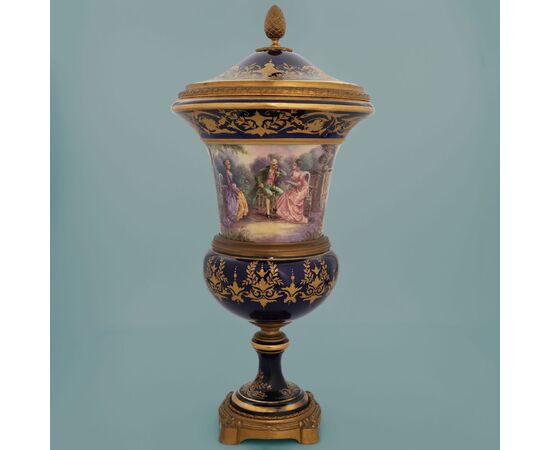 Vaso ad urna Francese raffigurante scene galanti e paesaggi, montatura in bronzo dorato. Firmato Gilly. Fine XIX secolo