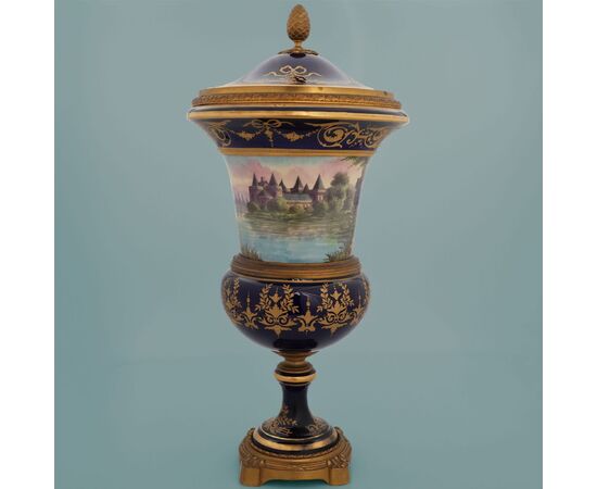 Vaso ad urna Francese raffigurante scene galanti e paesaggi, montatura in bronzo dorato. Firmato Gilly. Fine XIX secolo