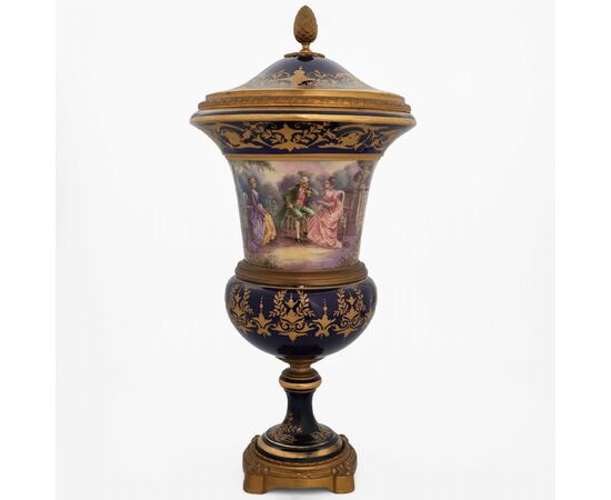 Vaso ad urna Francese raffigurante scene galanti e paesaggi, montatura in bronzo dorato. Firmato Gilly. Fine XIX secolo