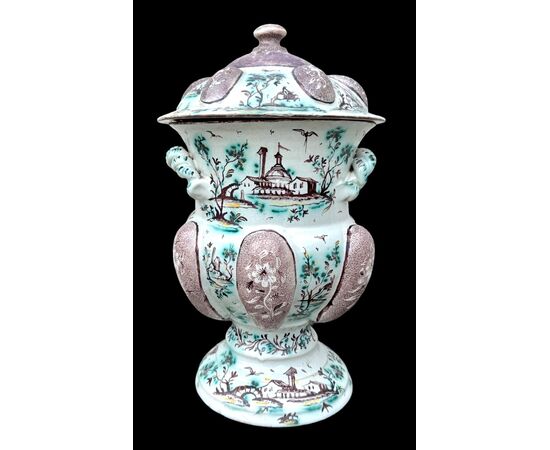Vaso in maiolica con decoro a personaggi ed architetture.Firma Levantino.Savona.