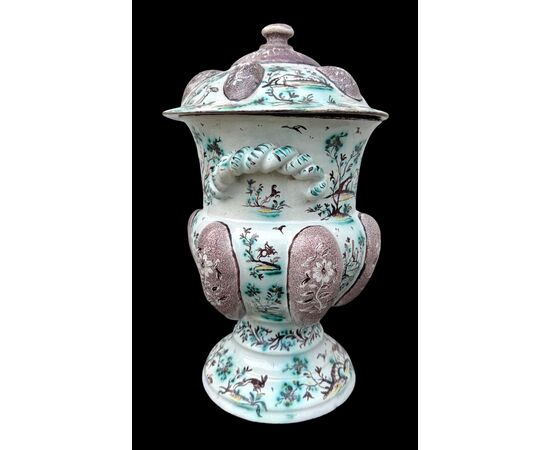 Vaso in maiolica con decoro a personaggi ed architetture.Firma Levantino.Savona.