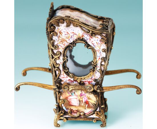 Portantina in argento dorato e smalti policromi. Vienna, fine XIX secolo