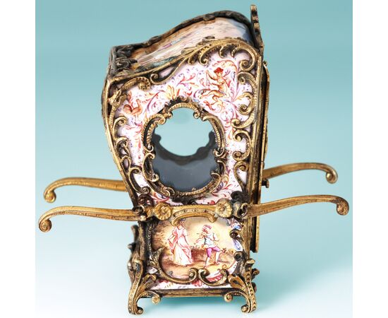 Portantina in argento dorato e smalti policromi. Vienna, fine XIX secolo