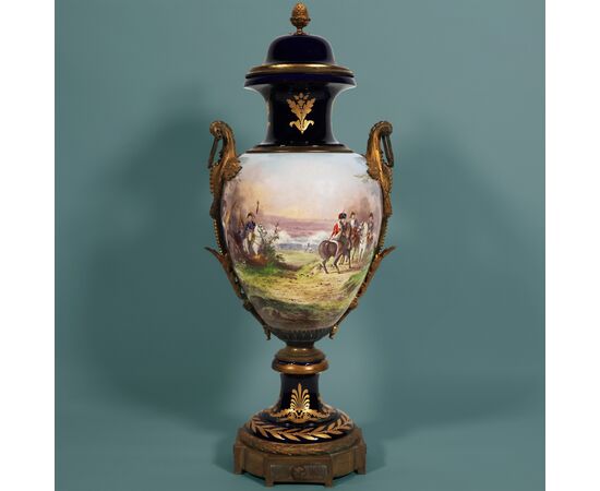 Grande vaso Francese di Napoleone raffigurante la battaglia di Friedland, datato 1807, montatura in bronzo dorato. Dipinto firmato H. Desprez, Sèvres. Fine XIX secolo