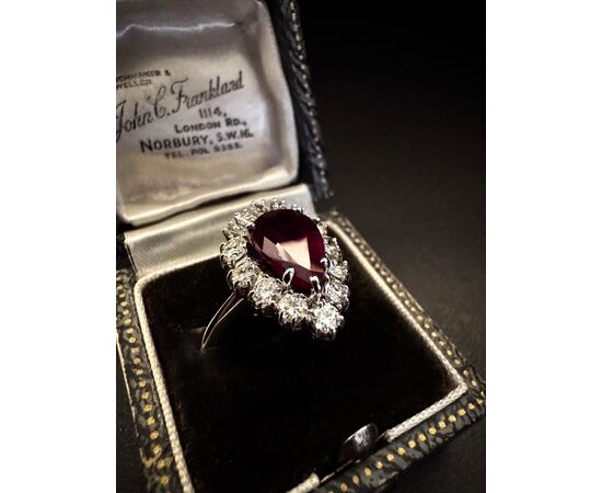 Anello  con  Rubino  a  goccia  e  Diamanti