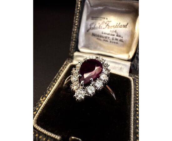 Anello  con  Rubino  a  goccia  e  Diamanti