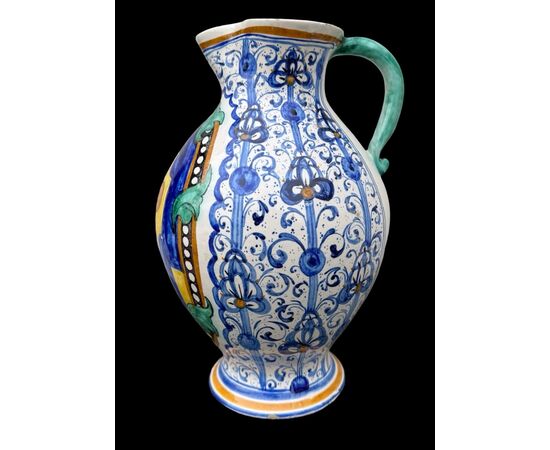 Boccale versatoio in maiolica con decoro stile Montelupo.Manifattura Cantagalli.Firenze.