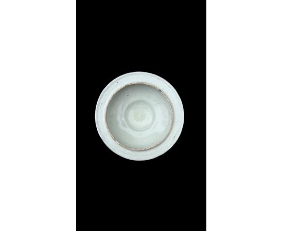 Vaso in maiolica con decoro a personaggi ed architetture.Firma Levantino.Savona.