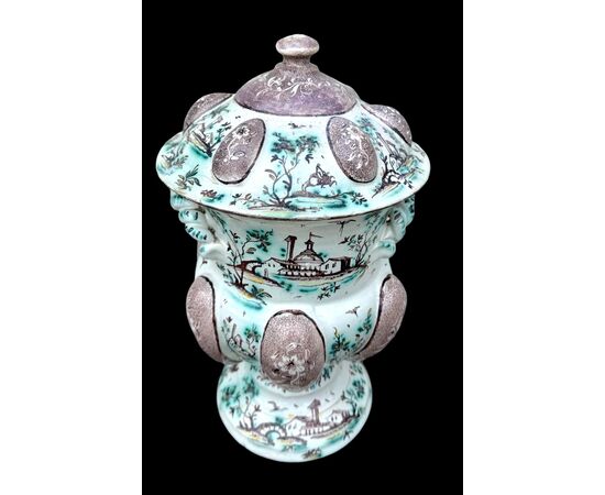 Vaso in maiolica con decoro a personaggi ed architetture.Firma Levantino.Savona.