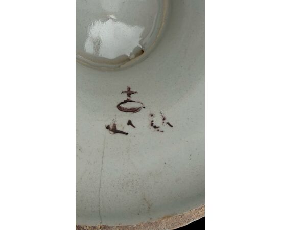 Vaso in maiolica con decoro a personaggi ed architetture.Firma Levantino.Savona.