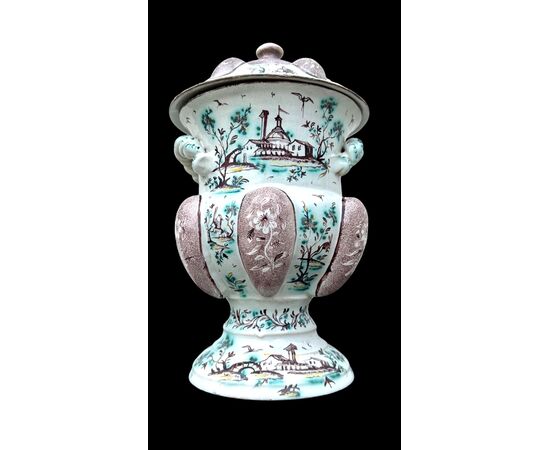 Vaso in maiolica con decoro a personaggi ed architetture.Firma Levantino.Savona.