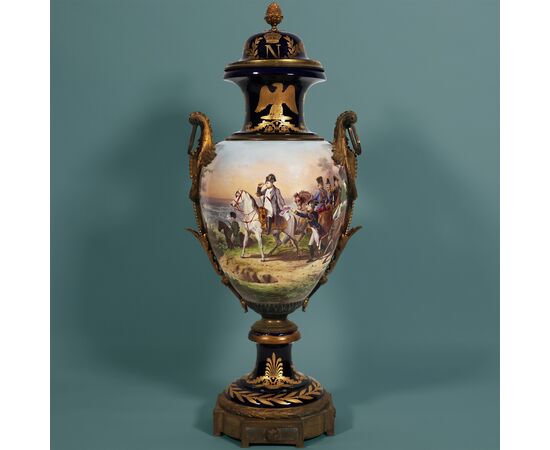 Grande vaso Francese di Napoleone raffigurante la battaglia di Friedland, datato 1807, montatura in bronzo dorato. Dipinto firmato H. Desprez, Sèvres. Fine XIX secolo