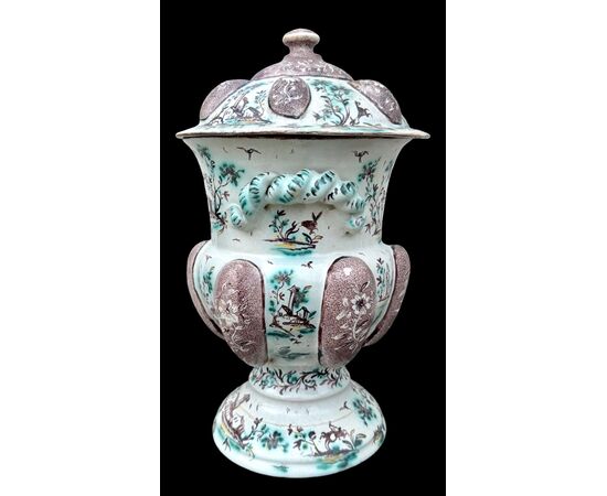 Vaso in maiolica con decoro a personaggi ed architetture.Firma Levantino.Savona.