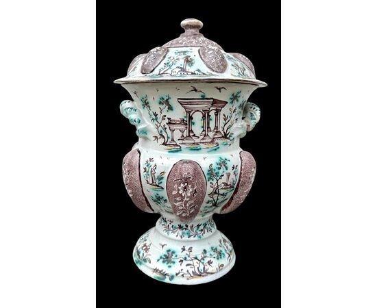 Vaso in maiolica con decoro a personaggi ed architetture.Firma Levantino.Savona.