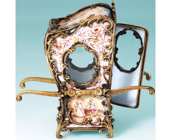 Portantina in argento dorato e smalti policromi. Vienna, fine XIX secolo