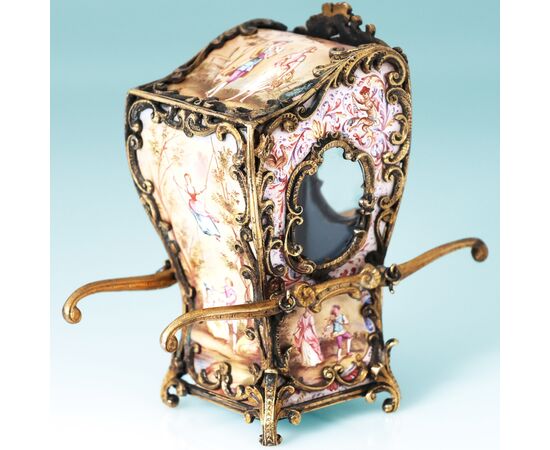 Portantina in argento dorato e smalti policromi. Vienna, fine XIX secolo
