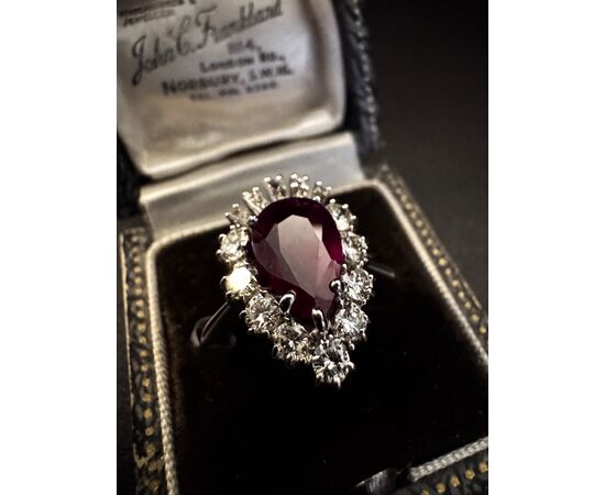 Anello  con  Rubino  a  goccia  e  Diamanti
