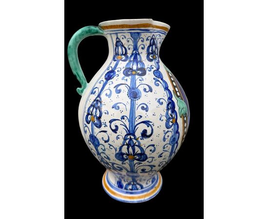 Boccale versatoio in maiolica con decoro stile Montelupo.Manifattura Cantagalli.Firenze.