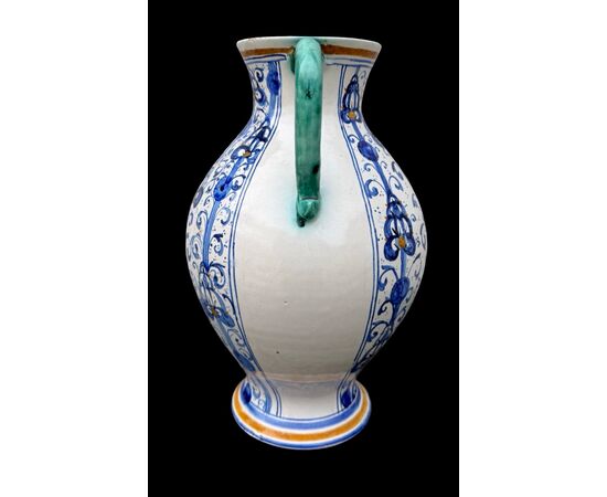 Boccale versatoio in maiolica con decoro stile Montelupo.Manifattura Cantagalli.Firenze.