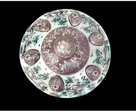 Vaso in maiolica con decoro a personaggi ed architetture.Firma Levantino.Savona.