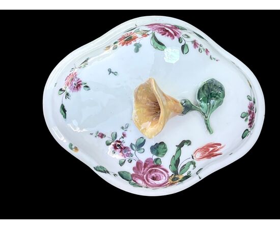 Zuccheriera in porcellana di Doccia decorata a Pesaro alla Casali e Callegari.