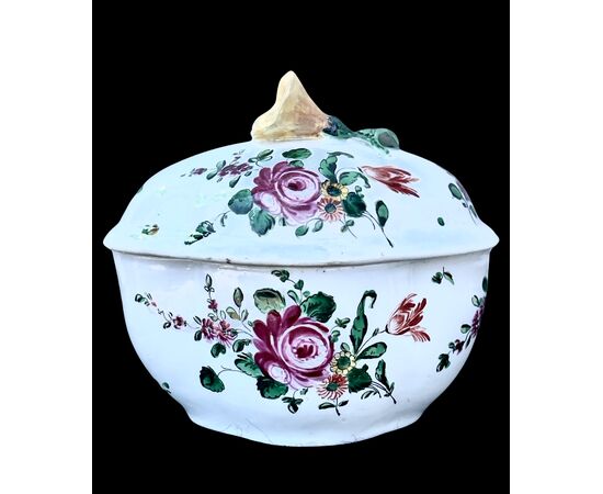 Zuccheriera in porcellana di Doccia decorata a Pesaro alla Casali e Callegari.