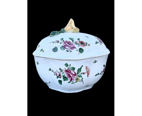 Zuccheriera in porcellana di Doccia decorata a Pesaro alla Casali e Callegari.