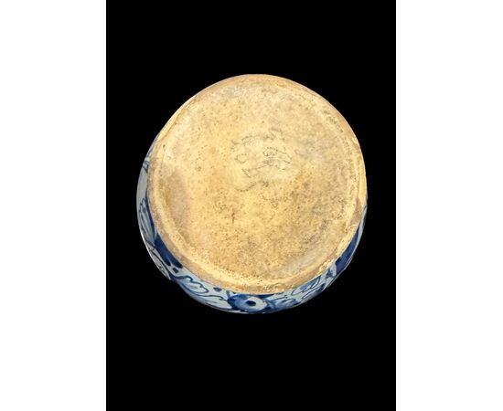 Albarello in maiolica a ‘rocchetto’ con figura di santo.Roma.