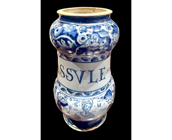 Albarello in maiolica a ‘rocchetto’ con figura di santo.Roma.