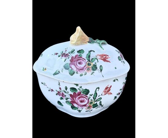 Zuccheriera in porcellana di Doccia decorata a Pesaro alla Casali e Callegari.