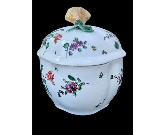 Zuccheriera in porcellana di Doccia decorata a Pesaro alla Casali e Callegari.