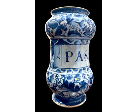 Albarello in maiolica a ‘rocchetto’ con figura di santo.Roma.