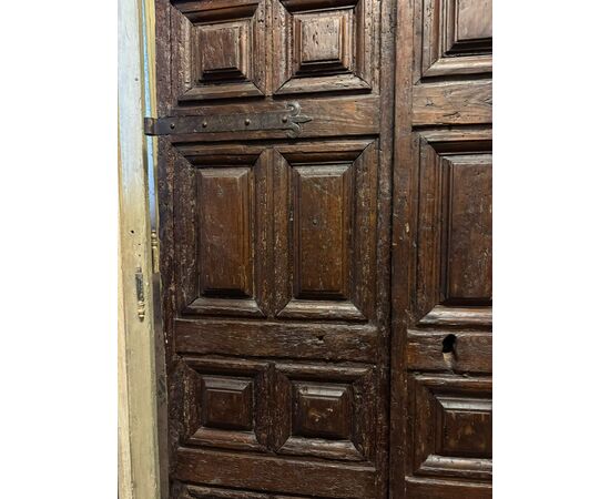 PTCI570 - Walnut door, two leaves, 15th/16th century, opening size cm W 99 x H 192